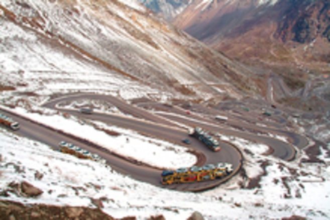 Gosto de aventura No Caracoles, trecho de 15 quilômetros de pista simples com mão dupla, em zigue zague, na encosta da montanha, o perigo não é só a baixa temperatura