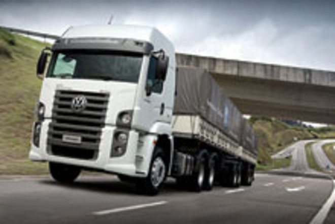 MAN oferece duas tecnologias de emissões Constellation 26.390 6X4, equipado com motor Cummins ISL de seis cilindros e nove litros é o traçado da marca para puxar composições acima de 56 toneladas de PBTC