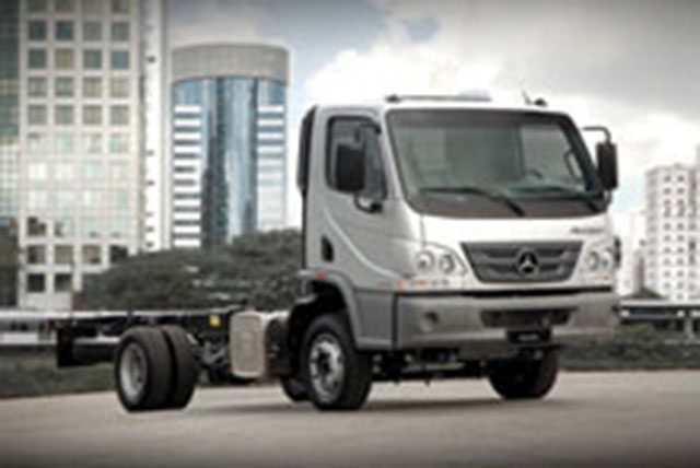 Mercedes-Benz padroniza com foco na qualidade A linha Atego, que passa a ter motores na faixa de potência de 185 a 286cv, oferece quatro opções de cabine e três de entreeixos. O Accelo, ao lado, passa atender a faixa de carga de oito a 10 toneladas