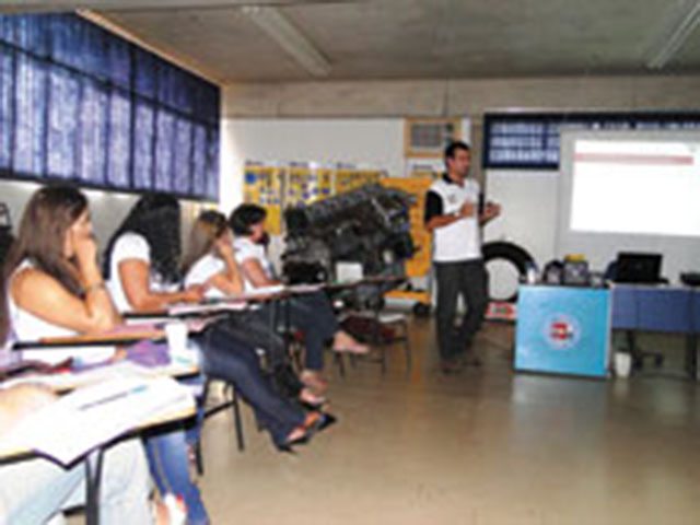 Na trilha do transporte Alunas do curso recebem treinamento prático e teórico com duração de uma semana cada