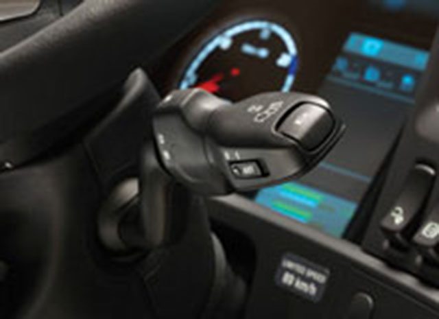 Com três modos de condução, os controles do câmbio automatizado estão localizados na alavanca à direita do volante