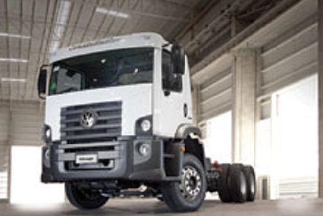 MAN oferece duas tecnologias de emissões Com a denominação 24.280, o caminhão mais vendido no Brasil será equipado com motor de 280cv de potência e sistema e tecnologia EGR de redução de emissões