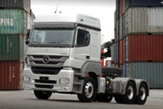 Mercedes-Benz padroniza com foco na qualidade O extrapesado Actros serviu de base para a criação da identidade visual de toda a linha da marca; o Axor, abaixo passa a ter transmissão automatizada como item de série