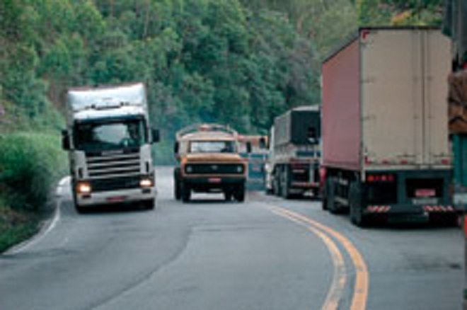 Caminhões modernos ao lado de antigos são cenas comuns nas rodovias brasileiras