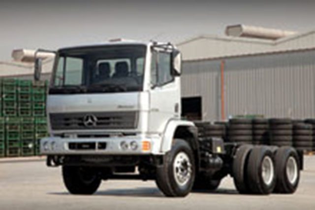 Mercedes-Benz padroniza com foco na qualidade Cabines antigas da montadora foram mantidas com a nova motorização e os veículos receberam o nome de Atron para se integrarem aos demais modelos da marca