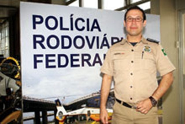 Todos os patrulheiros são submetidos regularmente a cursos de capacitação nas áreas policiais e de fiscalização, diz o inspetor da PRF Alessandro Castro