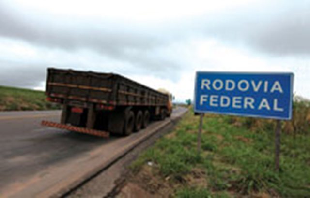 Carreteiros dizem que a situação piorou a partir de novembro de 2010, quando o Estado devolveu a rodovia para o domínio do governo federal
