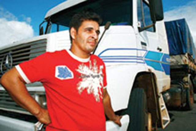 Transportador de carvão do Paraguai para Minas Gerais, Valdecir Ângelo aposta em trabalho garantido no transporte de grãos durante a safra