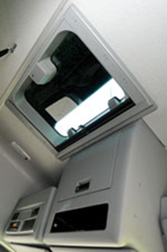 Cabine com teto alto e alçapão oferece espaço e conforto para o motorista e ajudante
