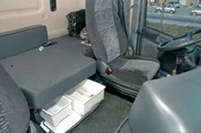 Cabine conta com uma cama de bom tamanho, sob uma geladeira, e oferece espaço amplo para movimentação do motorista