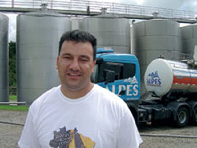 Daniel dos Santos, que já havia dirigido carreta graneleira e ônibus, diz que pegou o jeito de dirigir caminhão com tanque