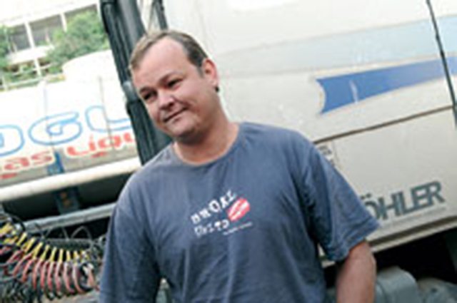 Má companhia na cabine Depois de ter fumado durante 18 anos, Adriano Lindemann deixou o vício de lado e diz que costuma sair de perto de quem fuma