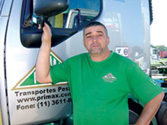 Para João Batista de Freitas, que trabalha como empregado, acredita que a responsabilidade e o trabalho de quem é o dono do caminhão sejam maiores