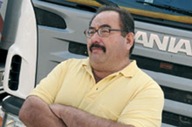 Má companhia na cabine Luiz Contreiras, do Chile, garante que não é dependente, porque só sente vontade de fumar quando toma um cafezinho, e pode parar a hora que desejar