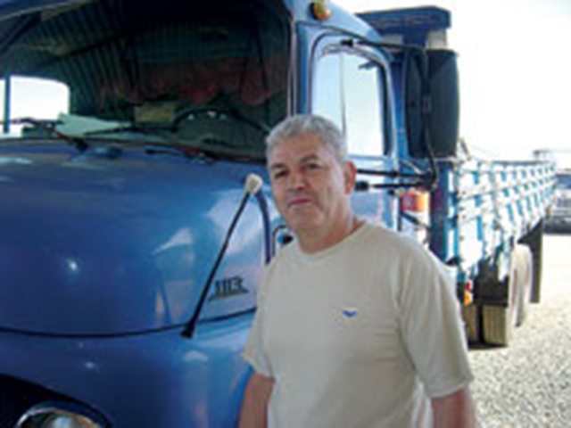 Depois de ter trabalhado como gerente de mercado, Airton Castro comprou um caminhão e diz que está satisfeito rodando na rota entre Porto Alegre e Uruguaiana 