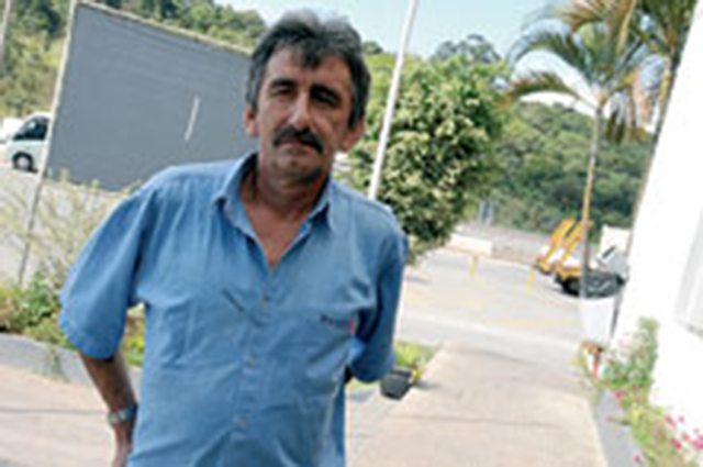 Má companhia na cabine Transportador de carga perigosa, Carlos Alberto garante que toma muito cuidado e admite que é preciso muita força de vontade para deixar o vício