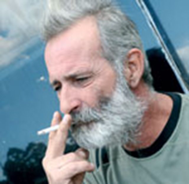 Má companhia na cabine Fumante há mais de 40 anos, Nilton Sierra lembra que já chegou a consumir cinco maços de cigarro no período de uma noite e um dia