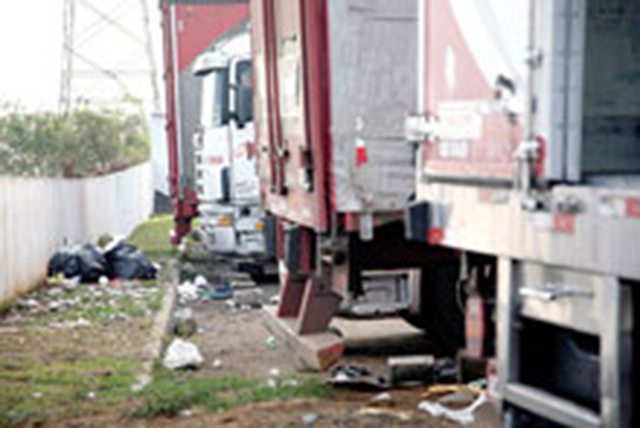Lixo espalhado ainda é cena em locais de estacionamento de caminhões