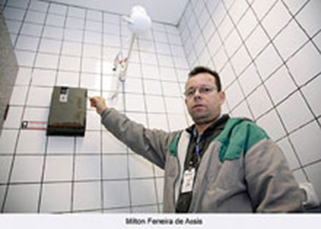 Para racionalizar o uso do banheiro, Milton Ferreira Assis utiliza sistema de ficha que controla o fluxo de água do chuveiro durante o banho