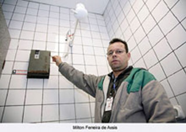 Mudança de comportamento Para racionalizar o uso do banheiro, Milton Ferreira Assis utiliza sistema de ficha que controla o fluxo de água do chuveiro durante o banho