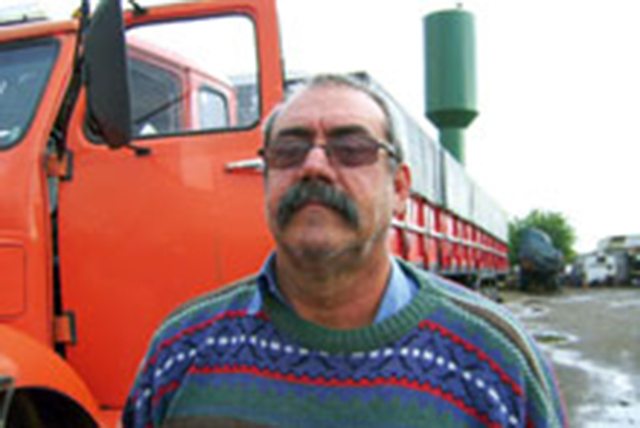 Conectado com as bases Odaldo Vassallo Soares planeja comprar um rastreador e também instalar um rádio PX na cabine, prefere o telefone celular para falar com a família