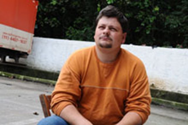 Entre o romantismo e a realidade Antes de conseguir o primeiro emprego como motorista, Adenilson Luiz bateu em muitas portas e procura se aperfeiçoar na profissão através dos anos