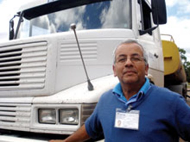 Seguro e orgulhoso do seu trabalho, Paulo Sidnei Santana, transporta combustível e garante que fez todos os cursos exigidos para exercer a atividade