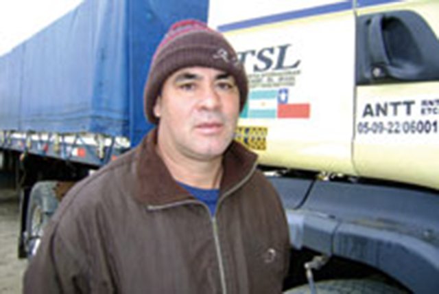 Pedidos de carona na Argentina são frequentes, conta Carlos Lopes dos Santos, que trabalha numa transportadora fazendo a rota internacional