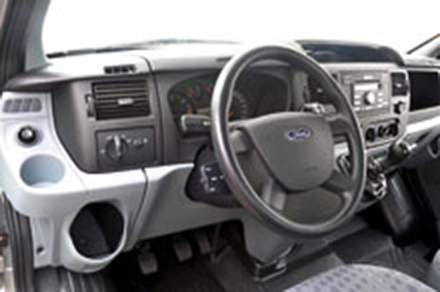 Vidros e retrovisores elétricos, rádios CD-Player com controle no volante, travamento das portas e outros itens tornaram o interior da cabine semelhante ao de carro de passeio