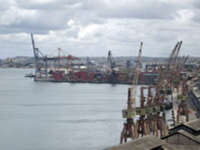 Trabalhadores, usuários do Porto de Salvador, onde cerca de 150 navios fazem escala durante a temporada de alta estação, é um dos alvos para a erradicação da exploração do trabalho infantil