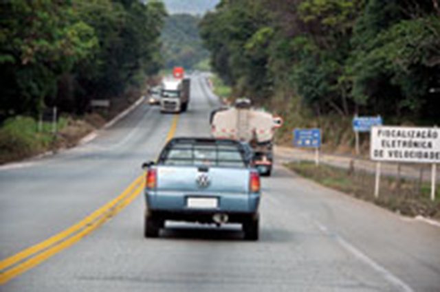 Ultrapassagens perigosas e falta de acostamento são comuns nas rodovias; na foto trecho pouco acima do trevo de Caeté no sentido JM-BH