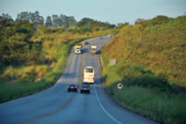 Pista simples de mão dupla e grande tráfego de veículos de carga é uma combinação perigosa e que resulta em muitos acidentes