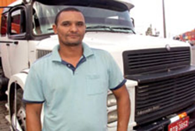 - Falta de segurança na região portuária provoca assaltos e furtos de peças dos caminhões, acrescenta Milton Ribeiro