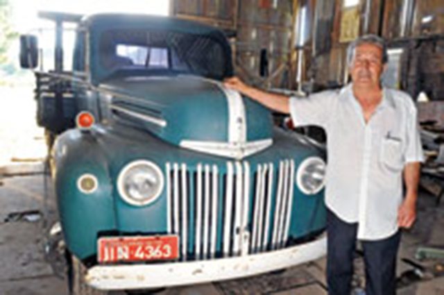 Com 48 anos de experiência como motorista de caminhão, Dirceo Sironi começou a dirigir com licença provisória até tirar a CNH, em 1964