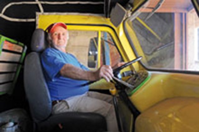 Antigamente os motoristas mais experientes tinham mais paciência com os novatos, lembra Hélio da Costa, que aprendeu a dirigir num Chevrolet
