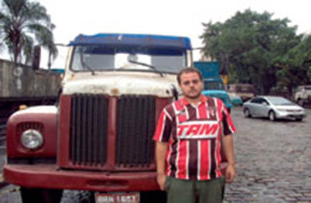 Gilberto Oscar tem enfrentado problemas na estrada com seu caminhão ano 1976, mas garante que guarda dinheiro para trocá-lo por um modelo novo