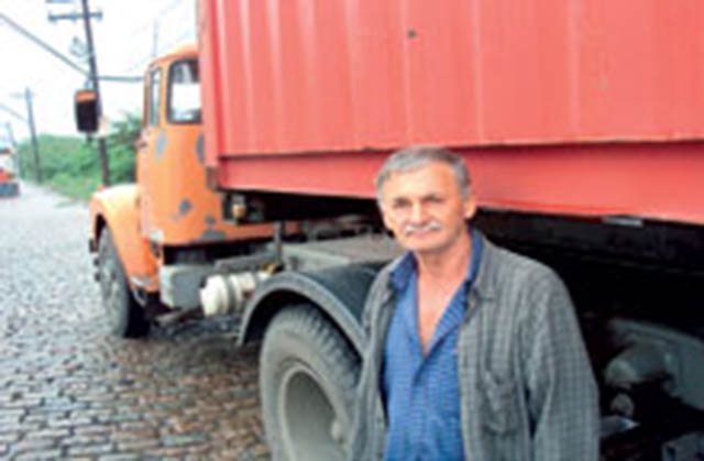 Dono de dois caminhões fabricados em 1981, Dorival Wenzel não consegue comprar um modelo novo e acredita que irá se aposentar sem fazer a troca