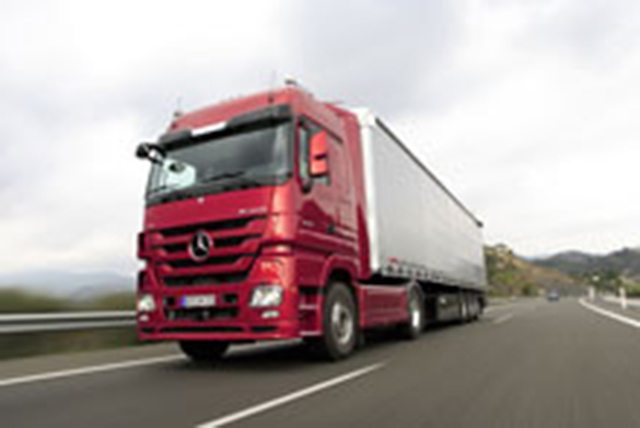 Recuperação e busca de maior eficiência Actros, que acaba de chegar ao Brasil na versão rodoviária, é o maior representante da marca no segmento extrapesado