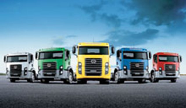 Recuperação e busca de maior eficiência VW Constellation: variants of the flagship of MAN Latin America range from a distribution truck with a gross vehicle weight of 13 tonnes to a 31-tonner used in long-haul transport. DE: VW Constellation: Das Flaggschiff von MAN Latin America reicht vom Verteiler-Lkw mit 13 Tonnen zulaessigem Gesamtgewicht bis 31 Tonnen im Fernverkehrseinsatz. UK: VW Constellation: variants of the flagship of MAN Latin America range from a distribution truck with a gross vehicle weight of 13 tonnes to a 31-tonner used in long-haul transport.