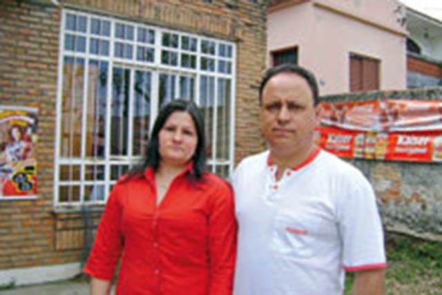 O casal Vilmar Medeiros e sua esposa Vânia Terezinha lembram das dificuldades enfrentadas quando o irmão dele morreu em acidente na Argentina