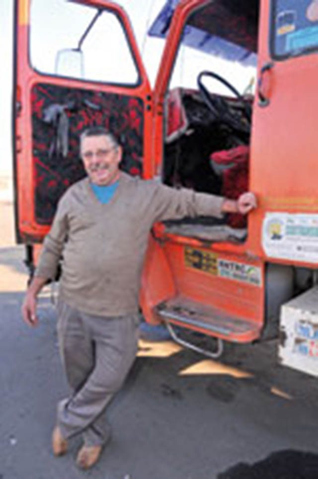 Ismail Antonio Capelletti diz que prefere continuar trabalhando com seu caminhão ano 80 do que ficar com dívidas pesadas e complicar sua vida