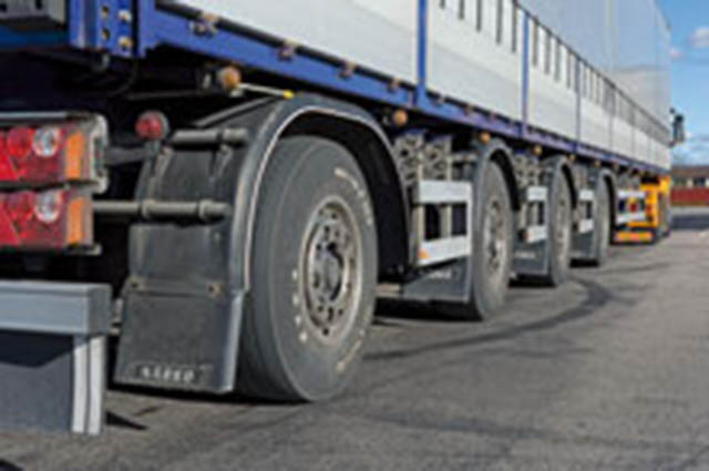 Pneus singles são os mais usados pelos veículos de carga na Europa; nas medidas 385/ 55 R22,59 são permitidas até nove toneladas por eixo