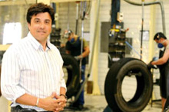 Gerente de uma renovadora de pneus, Tiago Azevedo tem previsão de aumento acentuado nas reformas no Verão, devido as altas temperaturas