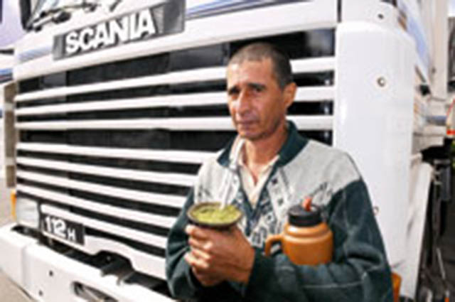 Dono de oito caminhões, Eliseu Lima Cruz controla pessoalmente as trocas dos pneus de sua frota e pede cuidado aos motoristas