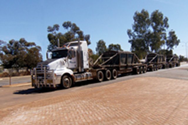 Composições de grande porte são comuns nas estradas australianas, onde também se tem preferência por caminhões com cabine convencional