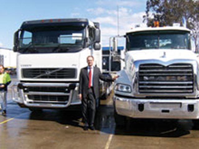Desafio à moda australiana Peter Hertinge comanda o desafio de produzir duas marcas de caminhões na mesma fábrica