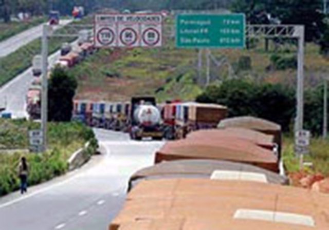 Parados e Abandonados na Fila do Ponto 253