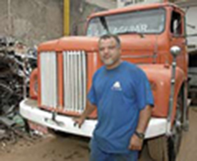 Sucateiro e feliz 608t