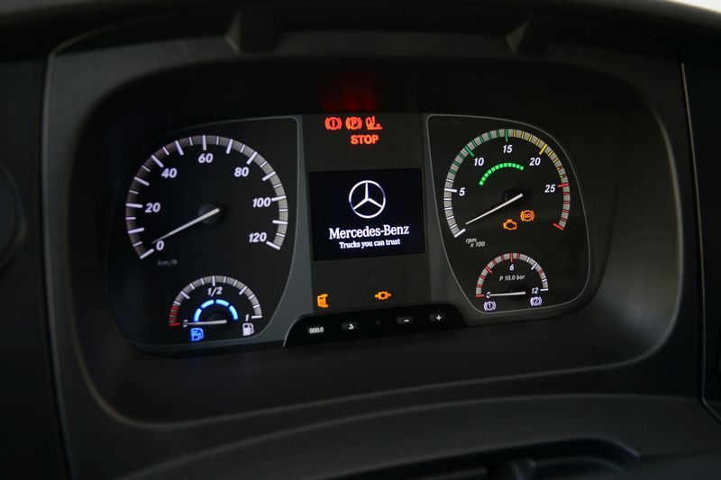 Mercedes-Benz apresenta novo posto de trabalho para carreteiro Painel Multimídia 1