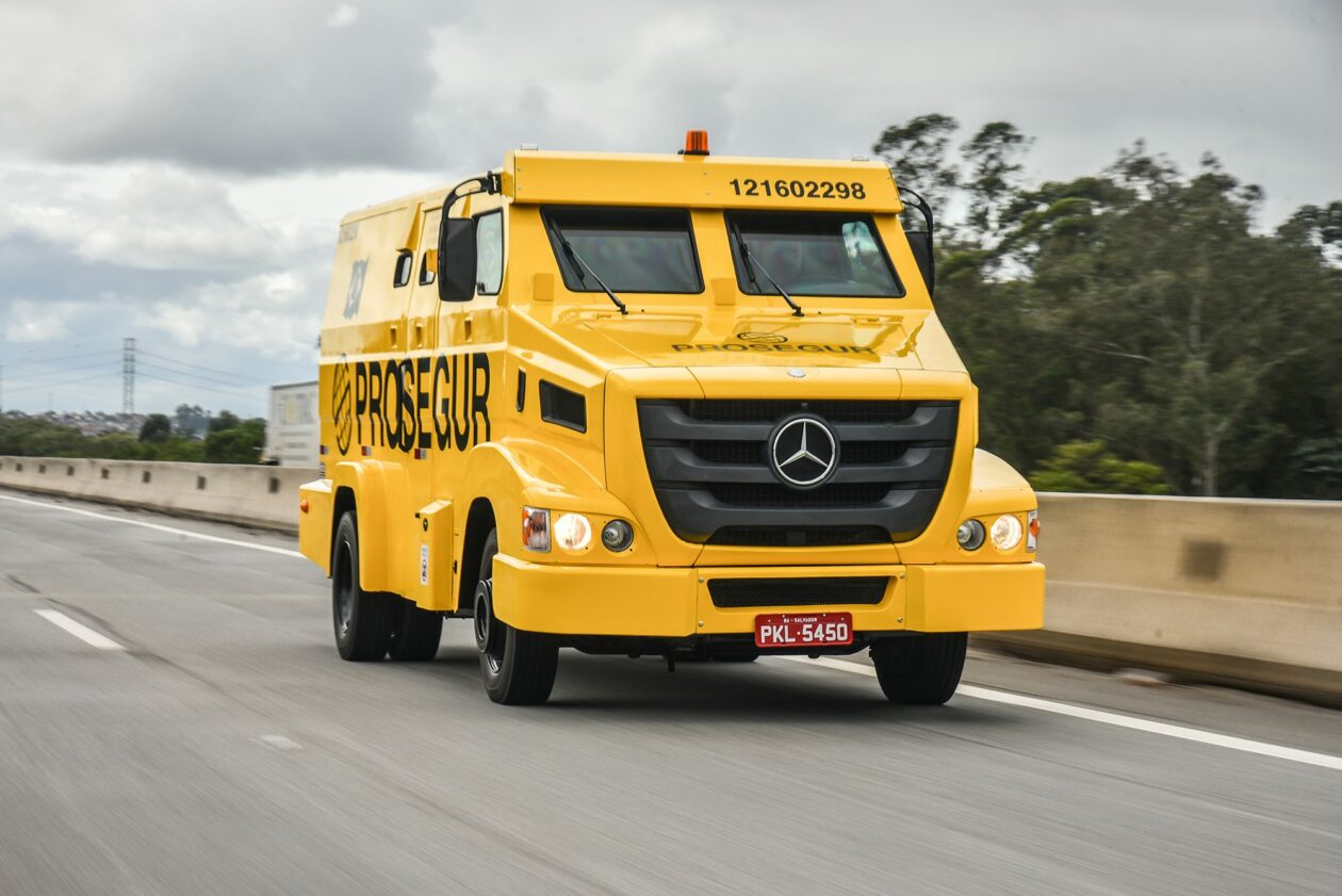 MB Axor 2644 ganha nova implementação para atender empresa de segurança mb carro forte